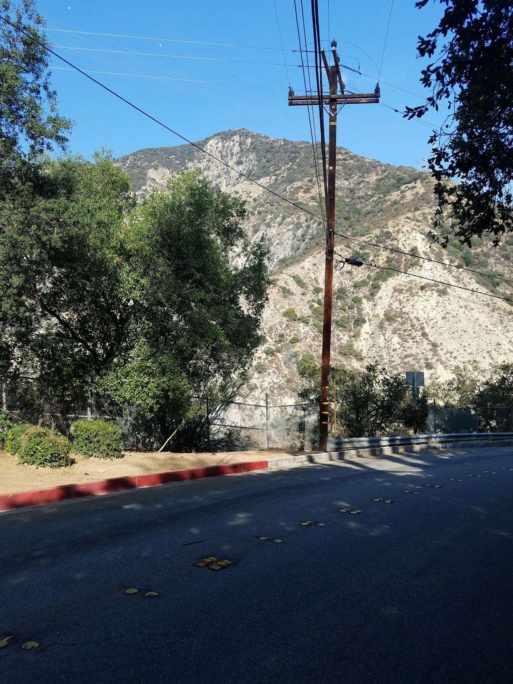 Parking place for Eaton Canyon Falls | 1750 N Altadena Dr, Pasadena, CA 91107, USA | Phone: (626) 398-5420