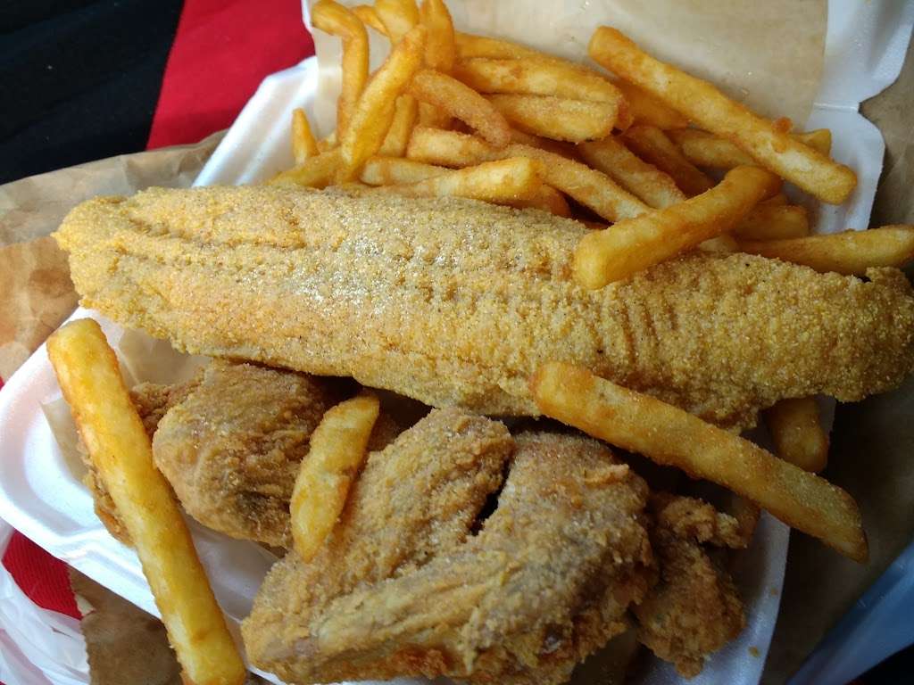 Sharx Fish & Chicken | 8785 Blue Ridge Blvd, Kansas City, MO 64138, USA | Phone: (816) 888-4809
