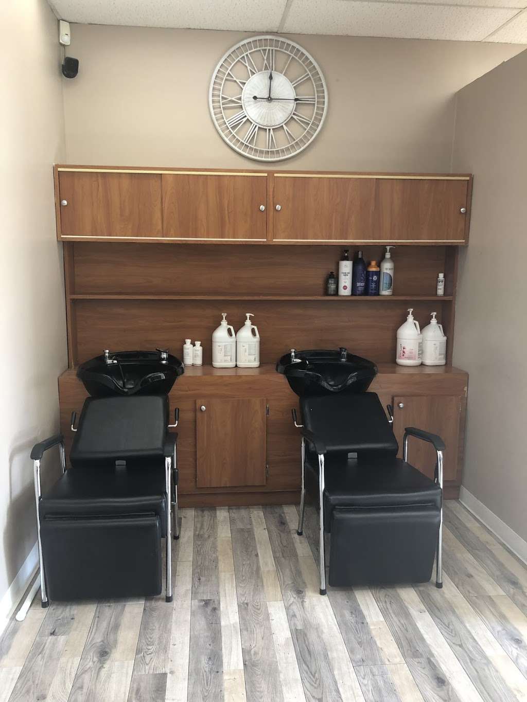 The Hair Saloon | 3315 Kimber Dr B, Newbury Park, CA 91320, USA | Phone: (805) 375-5090