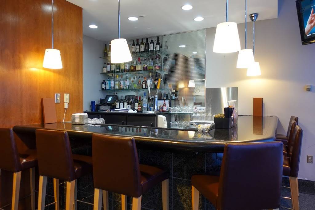 United Club Lounge | 4300 Glumack Dr, St Paul, MN 55111, USA | Phone: (800) 864-8331