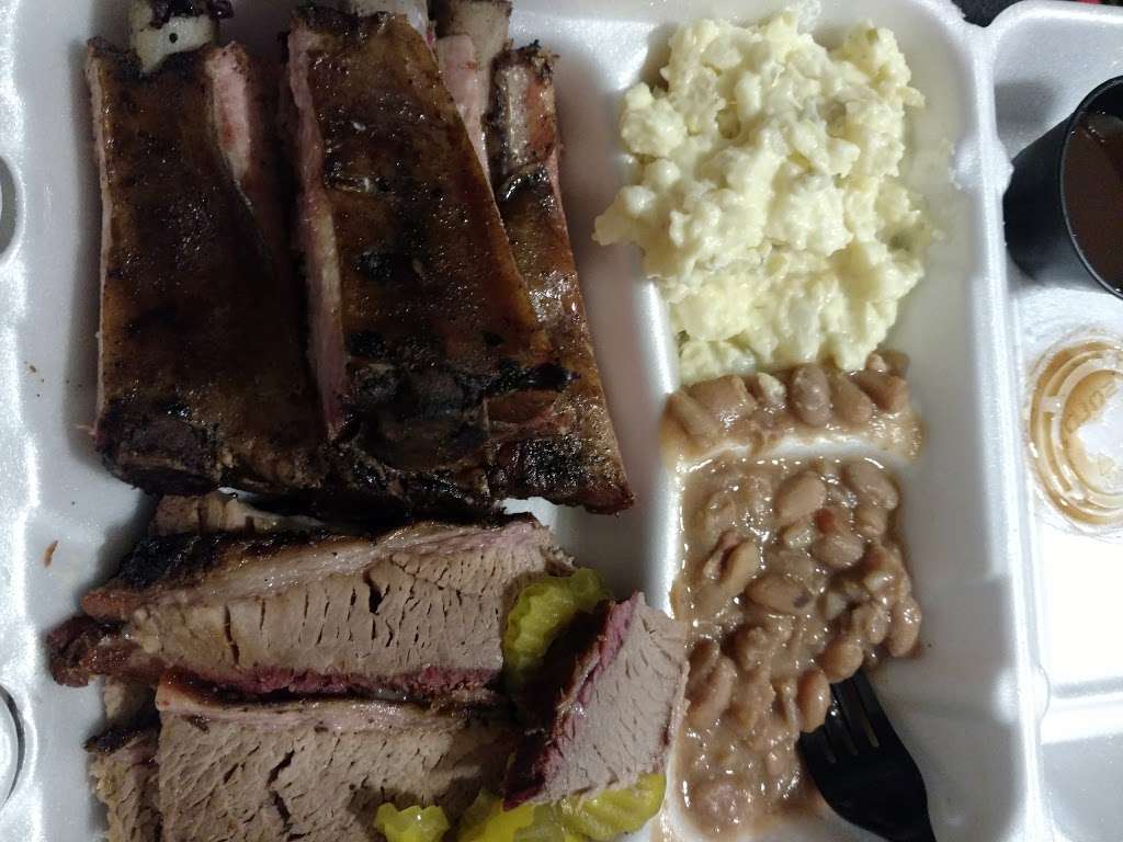 K.T.s BBQ | 9323 US-181, Floresville, TX 78114, USA | Phone: (210) 309-3508