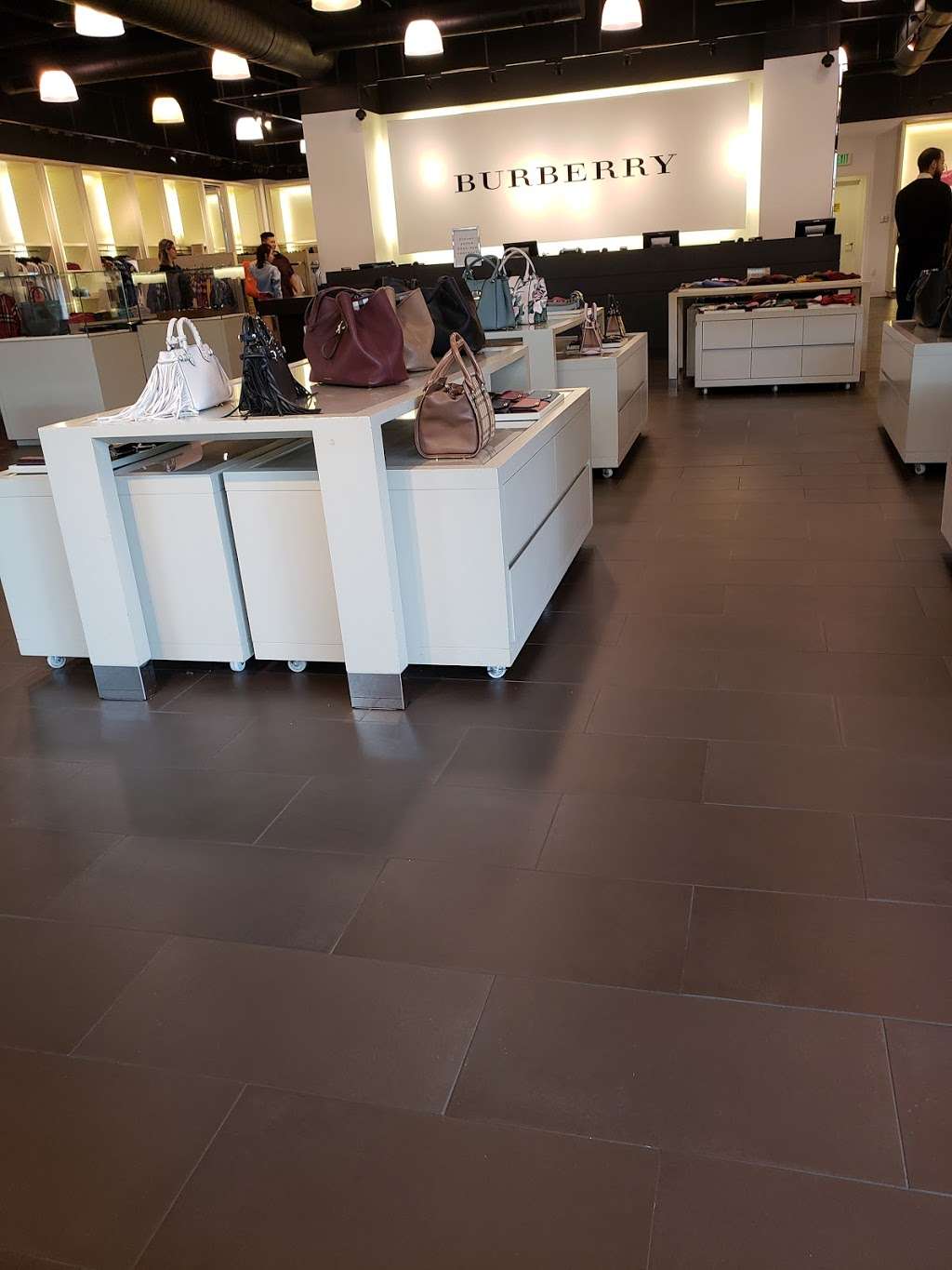 Burberry Outlet | 8200 Vineland Ave Suite 1114, Orlando, FL 32821, USA | Phone: (407) 238-7777