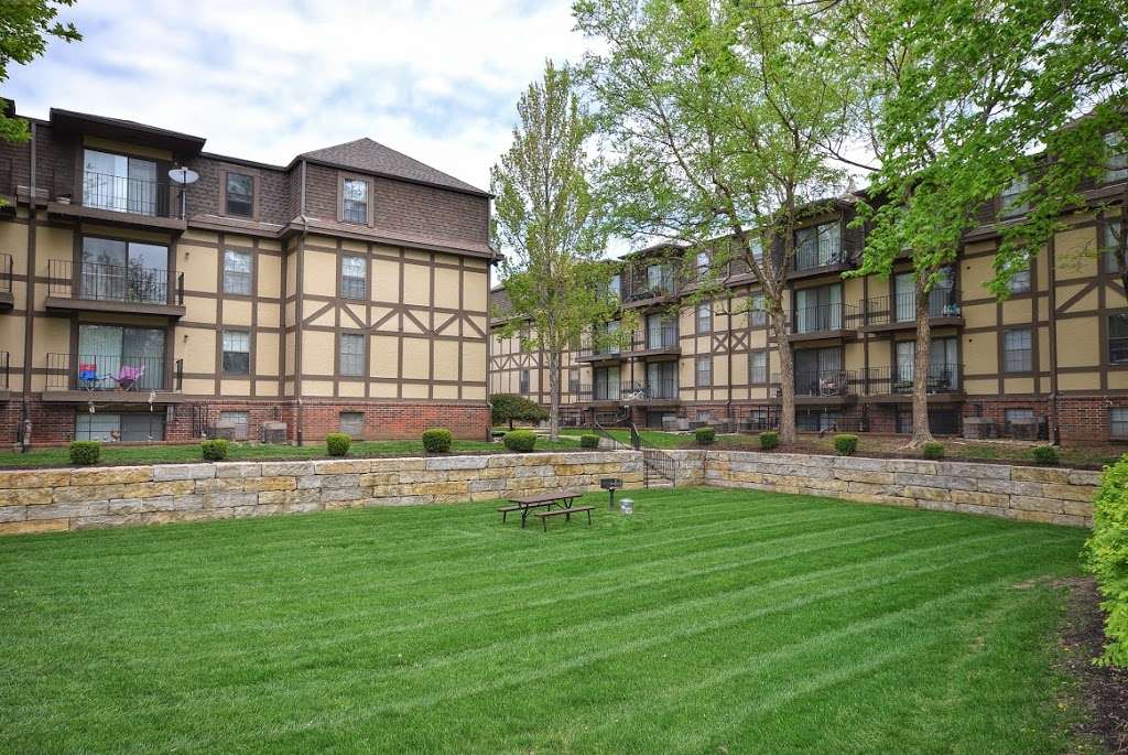Highpointe Apartments | 7600 Shawnee Mission Pkwy, Overland Park, KS 66202, USA | Phone: (913) 432-5247