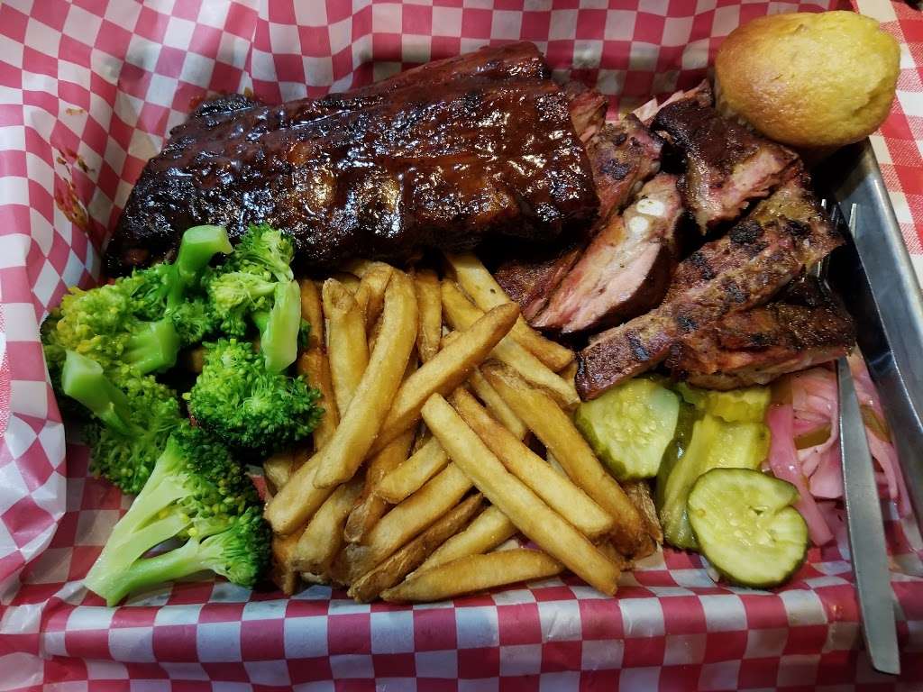 Famous Daves Bar-B-Que | 1003 W Patrick St, Frederick, MD 21703, USA | Phone: (301) 682-6100