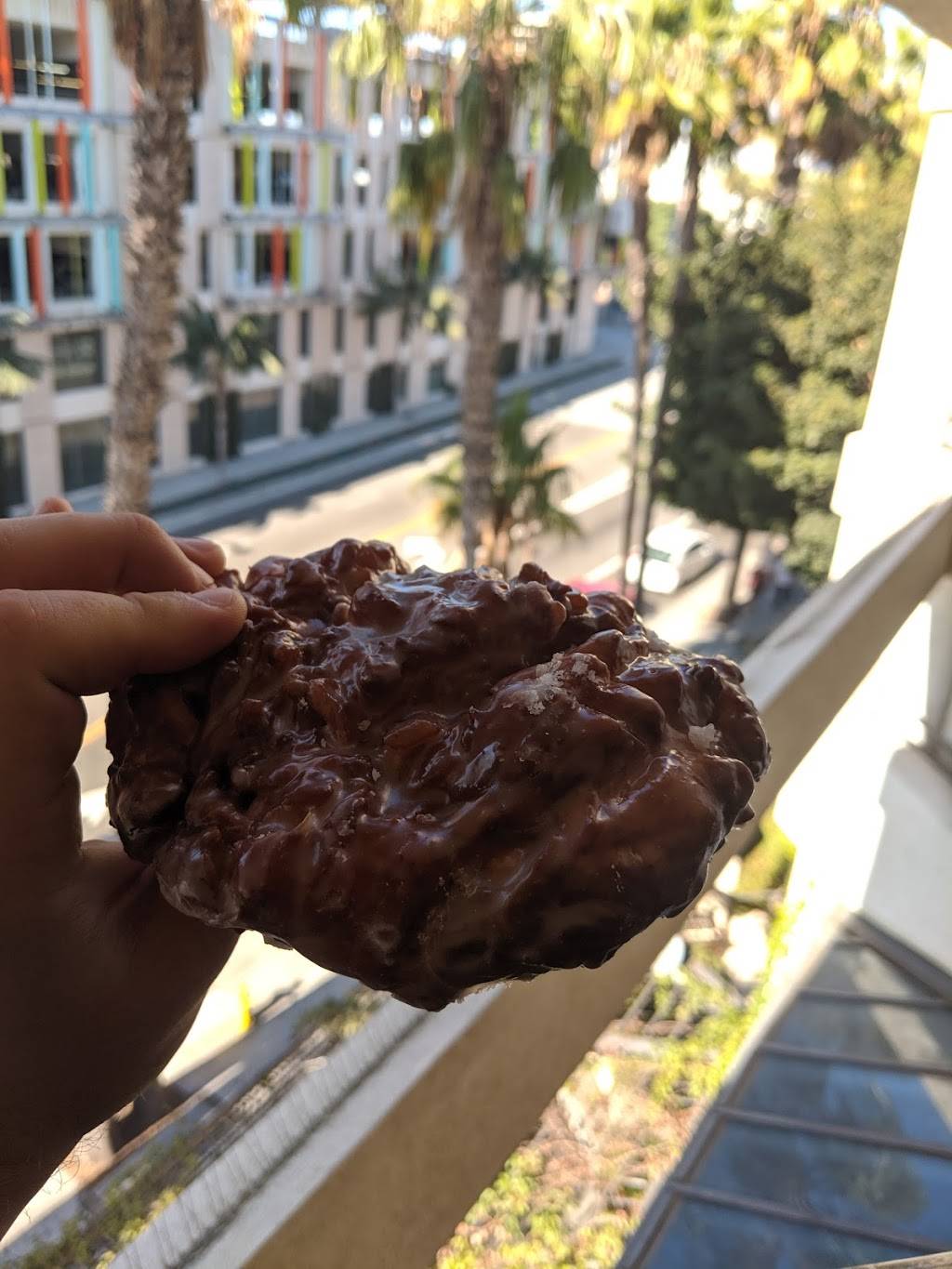 Donut King | 1912 Lincoln Blvd, Santa Monica, CA 90405, USA | Phone: (310) 396-2220