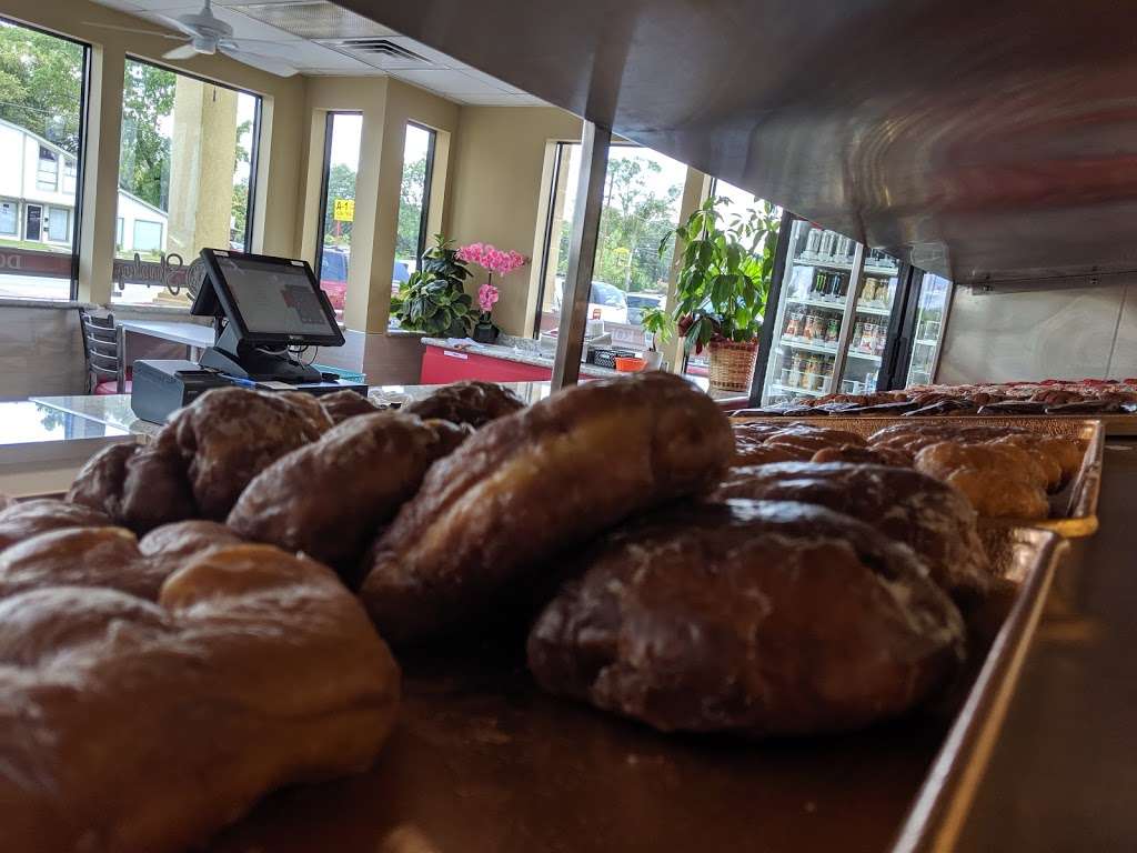 Shipley Do-Nuts | 518 E Davis St, Conroe, TX 77301, USA | Phone: (936) 521-6986