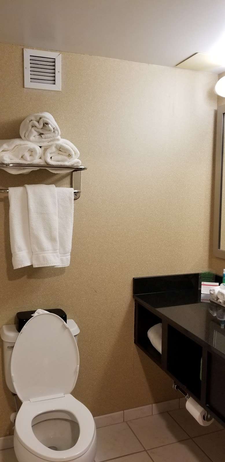 Holiday Inn Express & Suites Dover | 1780 N Dupont Hwy, Dover, DE 19901, USA | Phone: (302) 678-0600