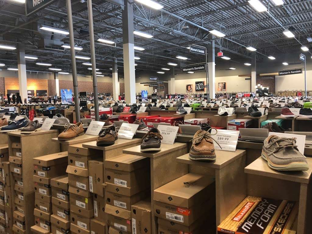 DSW Designer Shoe Warehouse - 840 NW Blue Pkwy, Lee's Summit, MO 64086