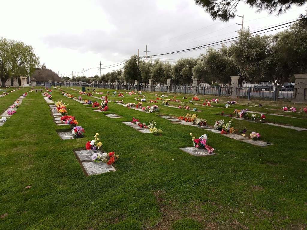 Holy Cross Cemetery | 2200 E 18th St, Antioch, CA 94509, USA | Phone: (925) 757-0658