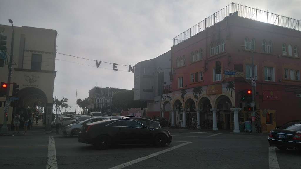 Venice Beach Hostel | 1515 Pacific Ave, Venice, CA 90291, USA | Phone: (310) 452-3052