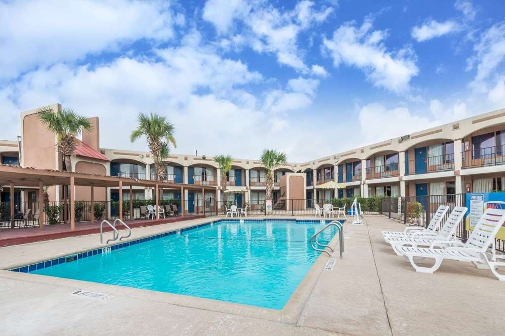 Days Inn By Wyndham San Antonio Splashtownatt Center - 