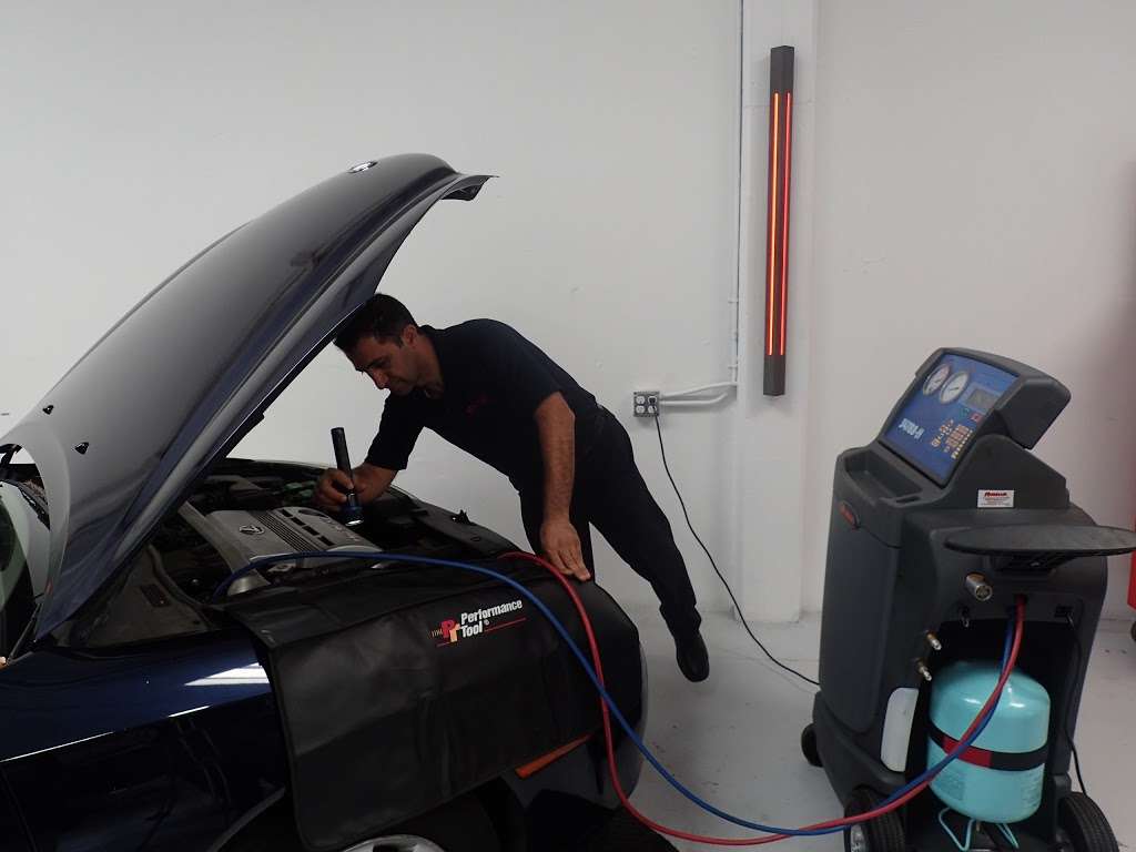 United Car Care Center | n 91504, 2509 N Ontario St, Burbank, CA 91504, USA | Phone: (818) 333-2863