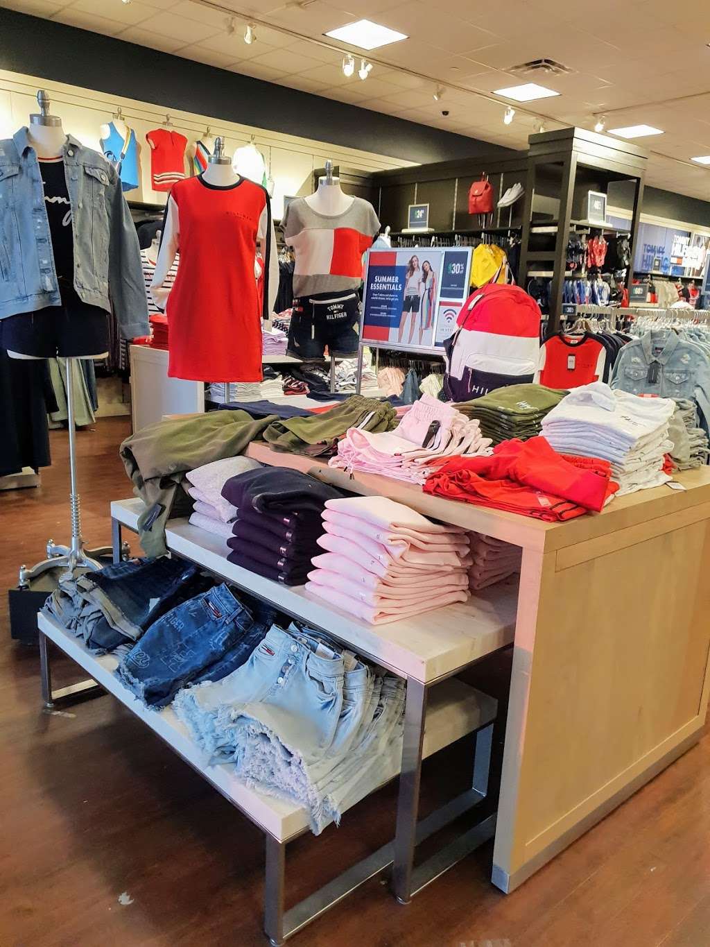 TOMMY HILFIGER OUTLET STORE - 2796 Tanger Way, Barstow, California