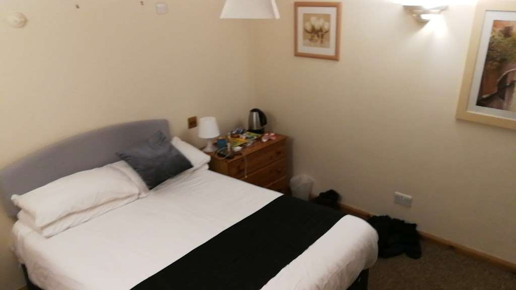 Little Foxes Hotel | Charlwood Rd, Crawley RH11 0JY, UK | Phone: 01293 529206