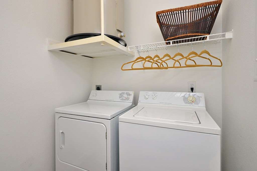 Midtown Arbor Place Apartments in Houston, TX | 10 Oak Ct, Houston, TX 77006, USA | Phone: (832) 426-1013