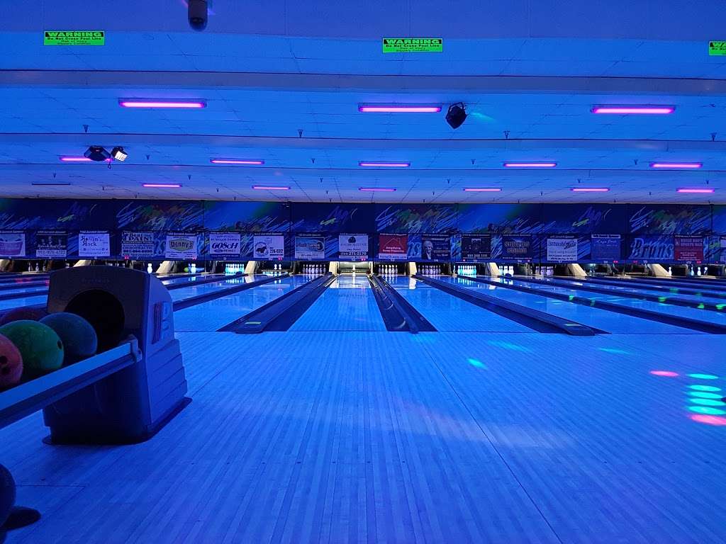 Bowlero Murrieta | 40440 California Oaks Rd, Murrieta, CA 92562, USA | Phone: (951) 698-2202