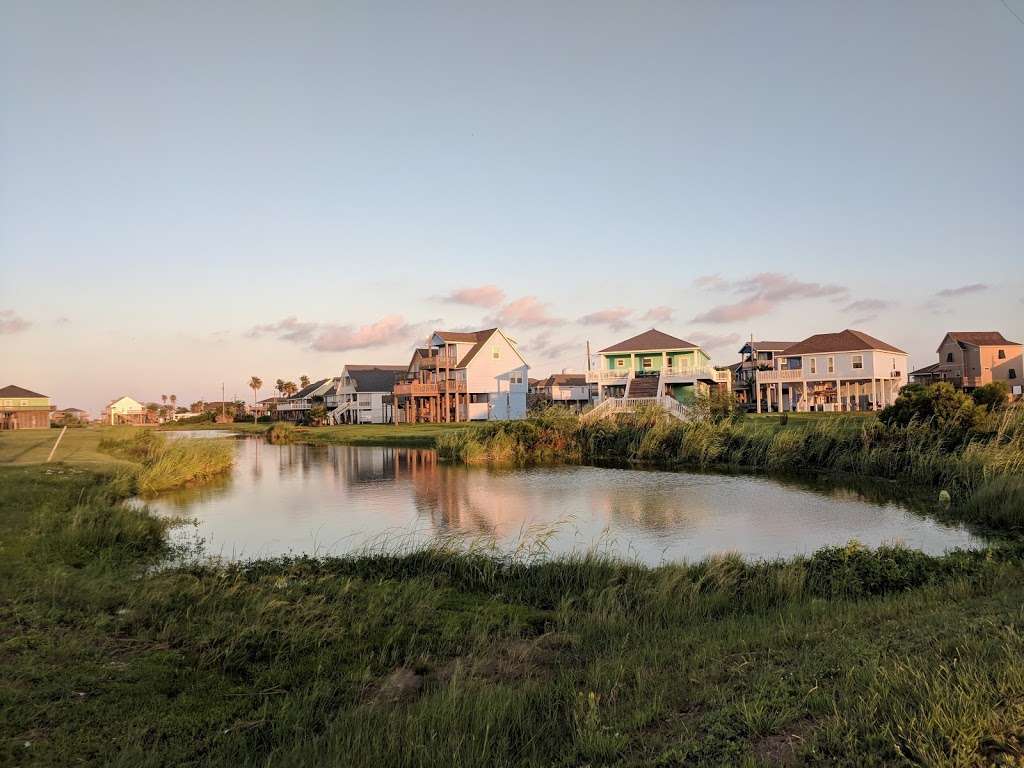 Bungaleaux Beach House | 935 Westview, Galveston, TX 77550, USA | Phone: (409) 684-3377