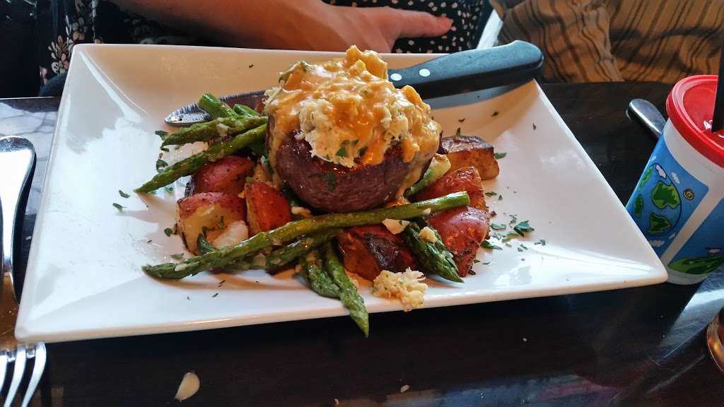 Lake House Restaurant | 611 Taylor Rd, Newfield, NJ 08344, USA | Phone: (856) 694-5700