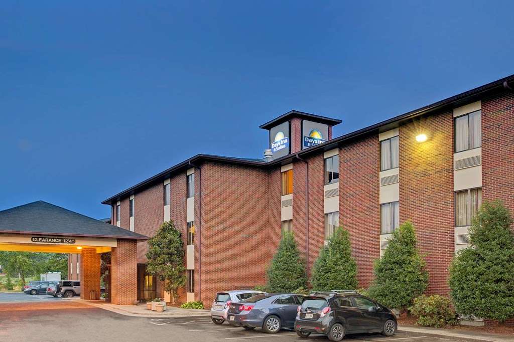 Days Inn & Suites by Wyndham Hickory | 1725 13th Ave Dr NW, Hickory, NC 28601, USA | Phone: (828) 270-7441