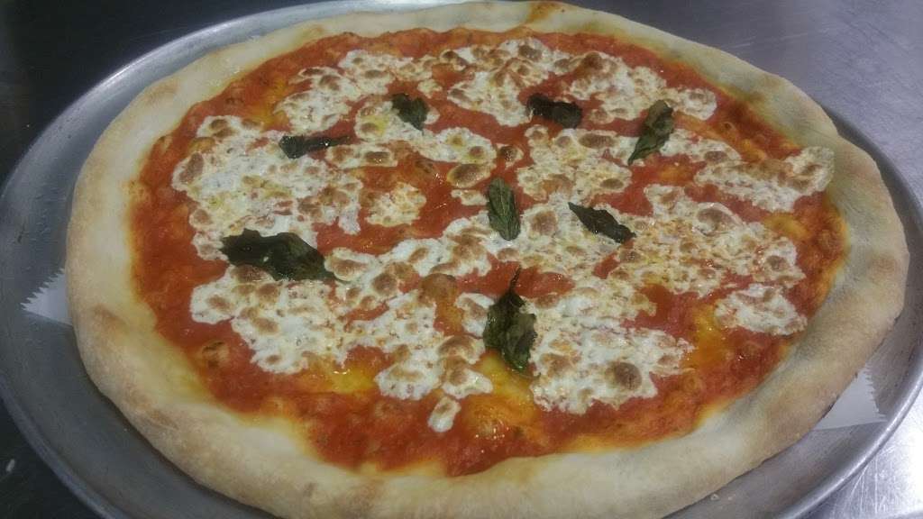 Luigis Pizzeria | 7058, 843 Bronx River Rd, Yonkers, NY 10708, USA | Phone: (914) 776-1251