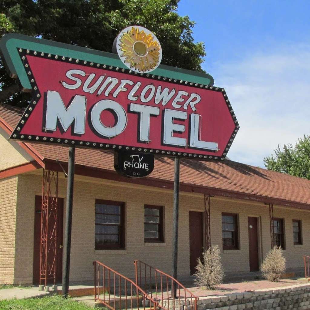 Sunflower Motel | 406 1st St, Hiawatha, KS 66434, USA | Phone: (785) 742-4305