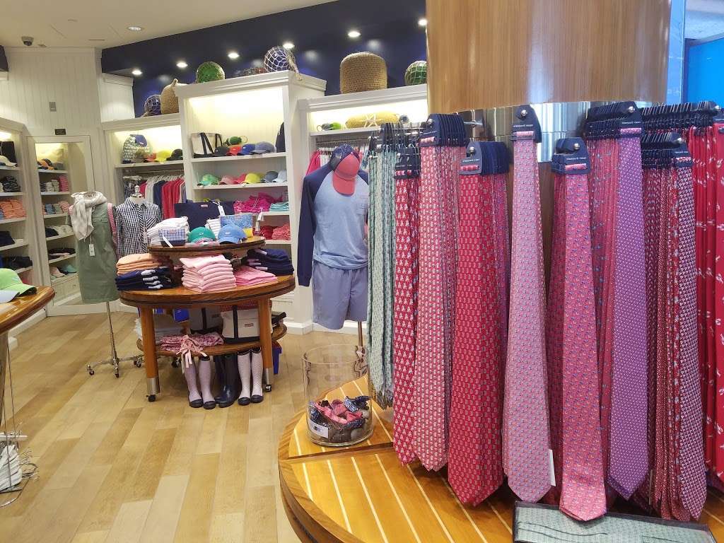 Vineyard Vines | 1 Harborside Dr, Boston, MA 02128, USA