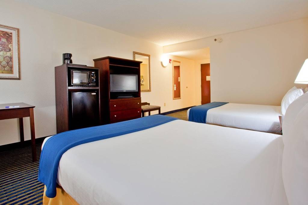 Holiday Inn Express & Suites Chesapeake | 2436 Gum Rd, Chesapeake, VA 23321, USA | Phone: (757) 465-2222