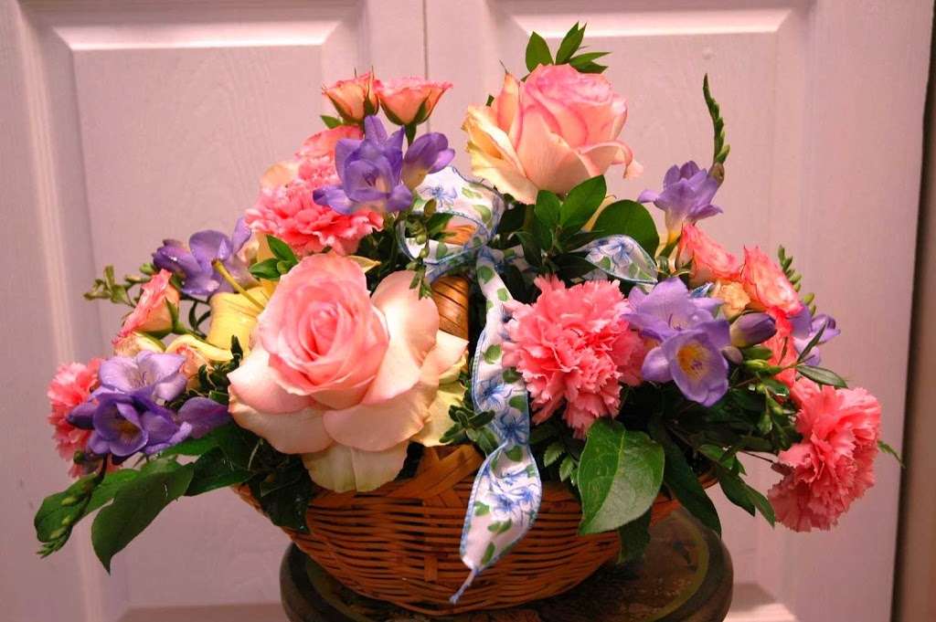 Lake Forest Donnas Custom Flowers | 1161 N Edgewood Rd, Lake Forest, IL 60045, USA | Phone: (847) 892-6442