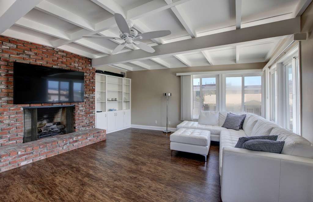 Charming & Fully Stocked Beach Town-House | 111 19th St, Newport Beach, CA 92663, USA | Phone: (949) 662-2980