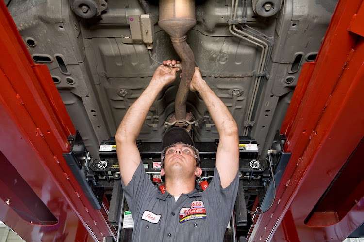 Express Oil Change and Tire Engineers | 710 S Alafaya Trail, Orlando, FL 32828 | Phone: (407) 502-4984