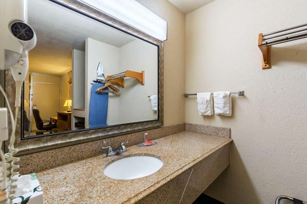 Econo Lodge | 300 TX-146BUS, Baytown, TX 77520, USA | Phone: (281) 427-7481