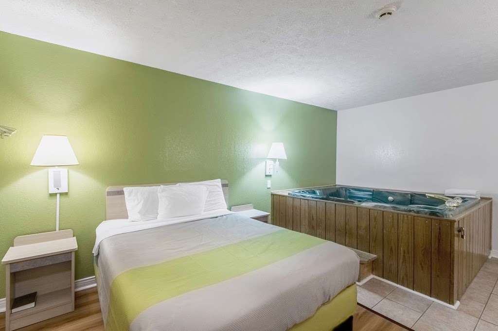 Motel 6 Cloverdale In - Greencastle | 924 N Main St, Cloverdale, IN 46120, USA | Phone: (765) 795-3000