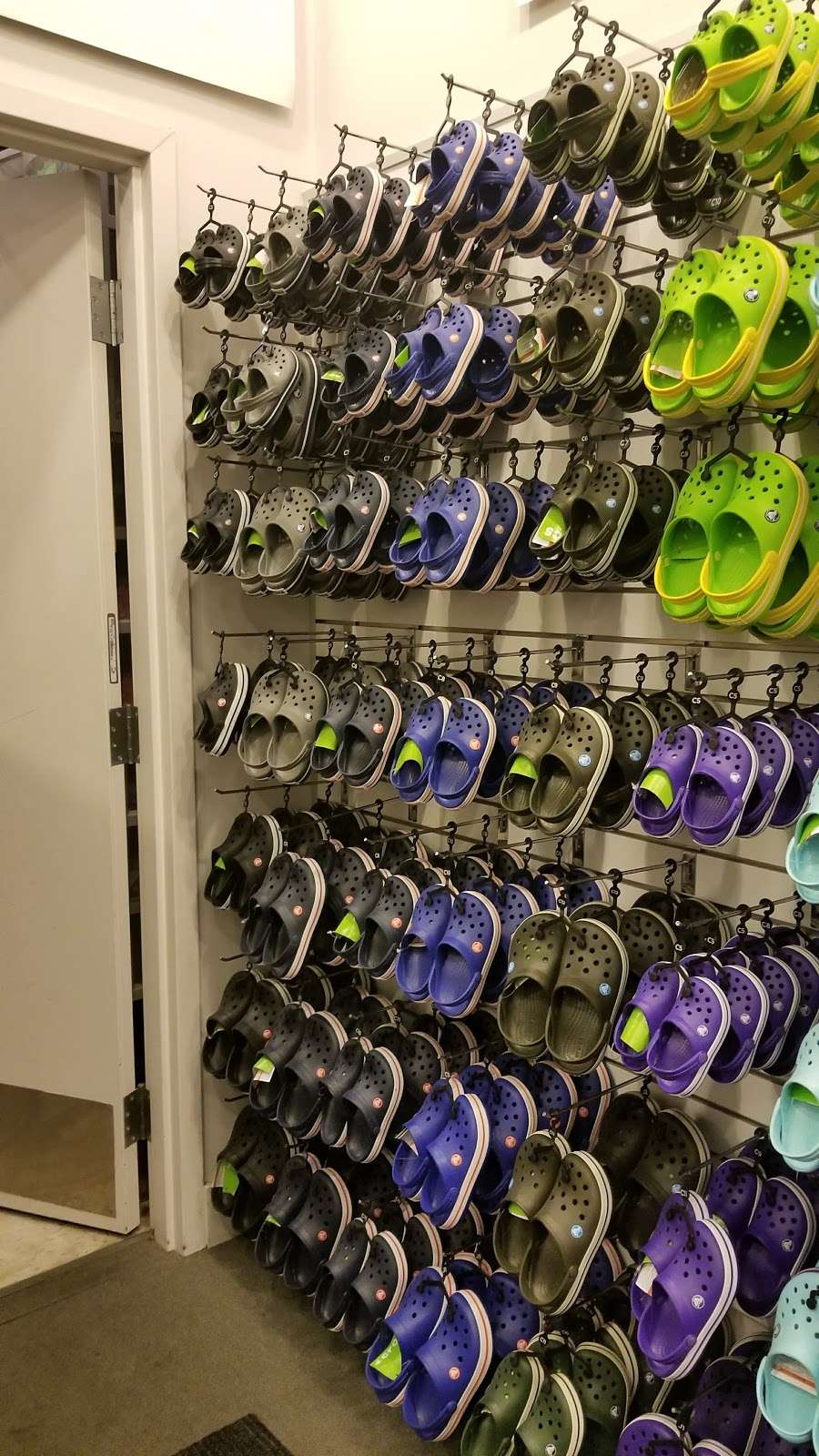 Crocs | 351 Los Cerritos Center Dr, Cerritos, CA 90703, USA | Phone: (562) 865-0400