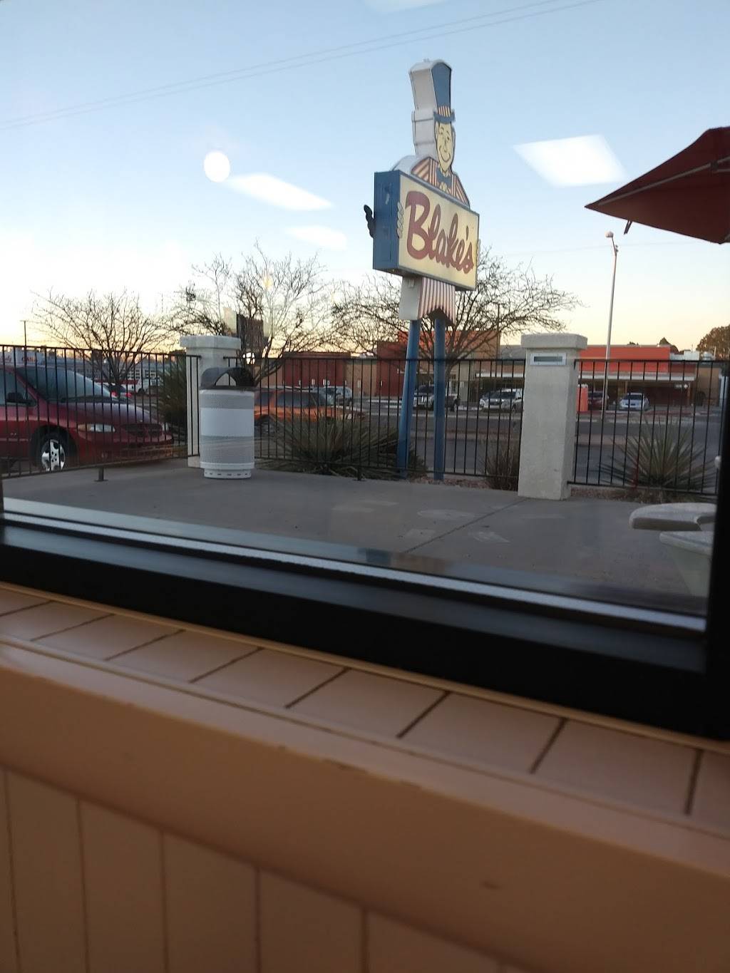 Blakes Lotaburger | 7520 Lomas Blvd NE, Albuquerque, NM 87110, USA | Phone: (505) 265-3030