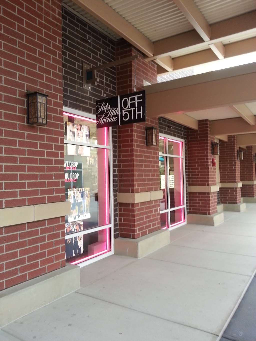 Saks OFF 5TH | 1650 Premium Outlet Blvd #1600, Aurora, IL 60502 | Phone: (331) 212-3950