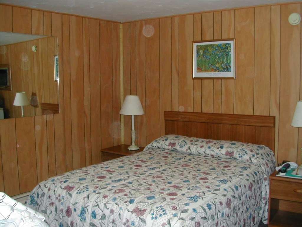 White Rock Motel | 750 Putnam Pike, Chepachet, RI 02814, USA | Phone: (401) 568-4219