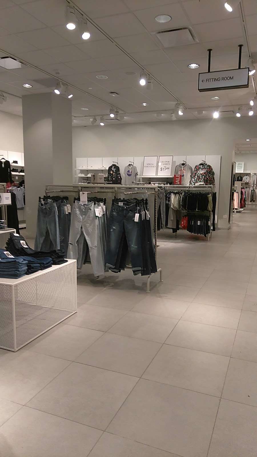 H&M | 11200 Broadway St, Pearland, TX 77584, USA | Phone: (855) 466-7467