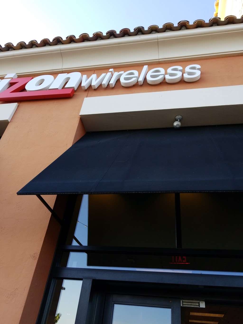 Verizon | 1555 Simi Town Center Way Suite 585, Simi Valley, CA 93065, USA | Phone: (805) 955-9035