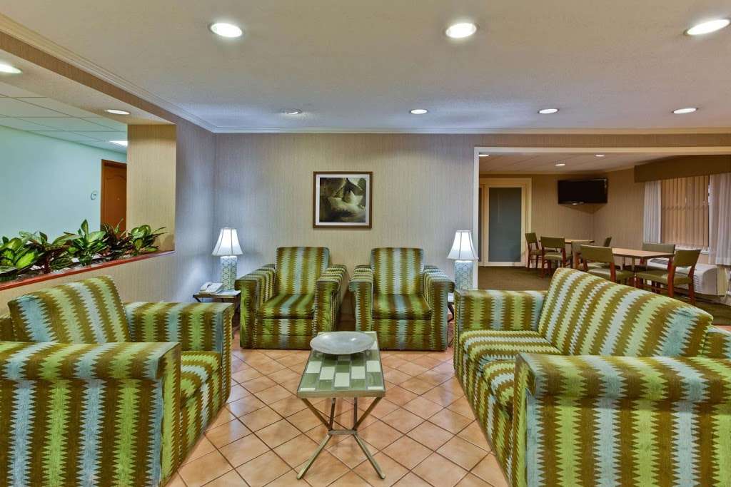 La Quinta Inn & Suites by Wyndham Lakeland East | 4315 Lakeland Park Dr, Lakeland, FL 33809, USA | Phone: (863) 815-0606