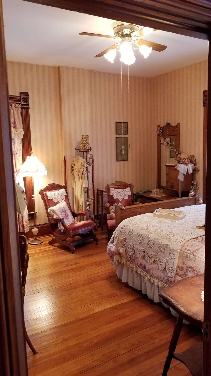 Stone-Yancey House Bed and Breakfast | 421 N Lightburne St, Liberty, MO 64068 | Phone: (816) 415-0066