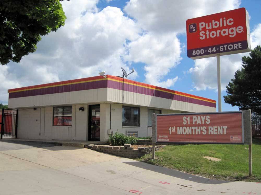 Public Storage | 8824 W Brown Deer Rd, Milwaukee, WI 53224, USA | Phone: (414) 395-0756