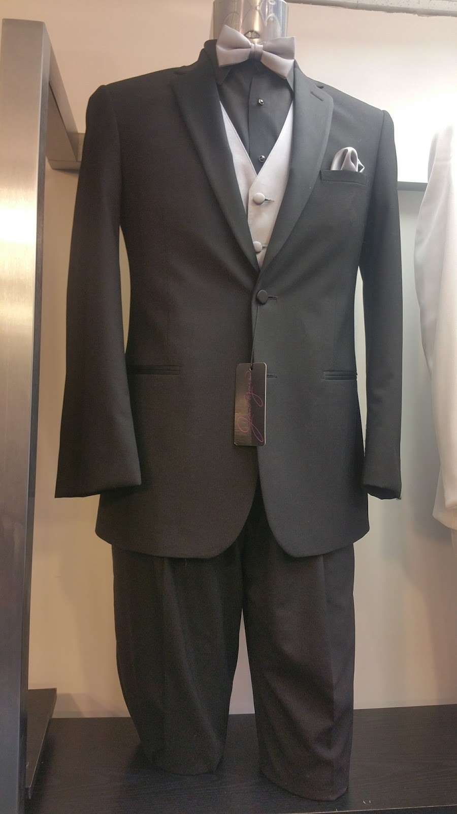 Savvi Formalwear | 3340 Mall Loop Drive Space 1074, Joliet, IL 60431, USA | Phone: (815) 439-1010