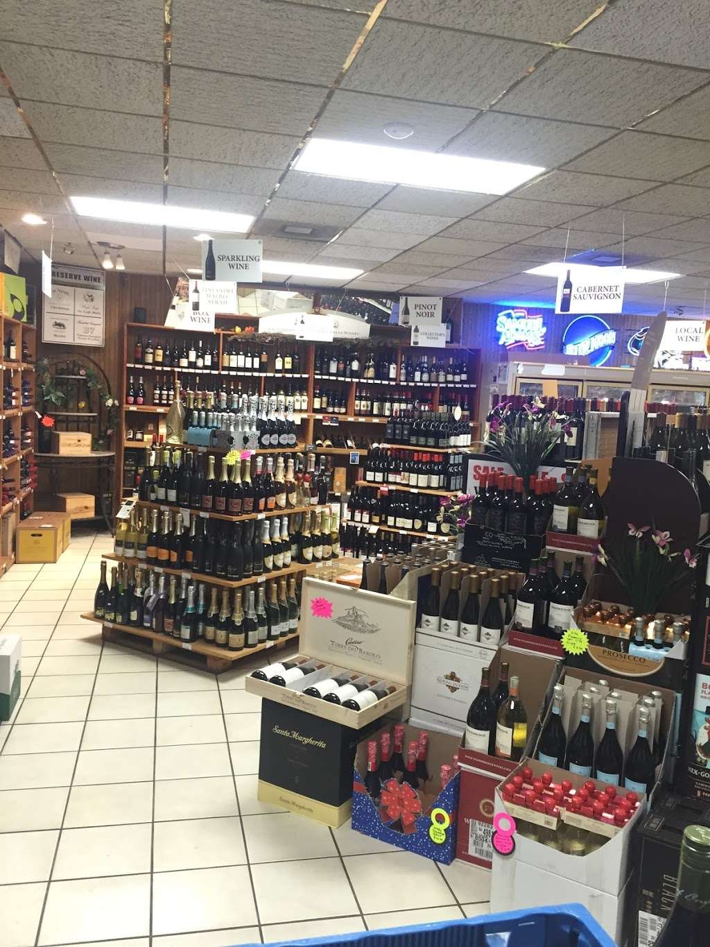 Village Mart Beer And Wine | 8301 River Run Ct, Frederick, MD 21701, USA | Phone: (301) 685-3799