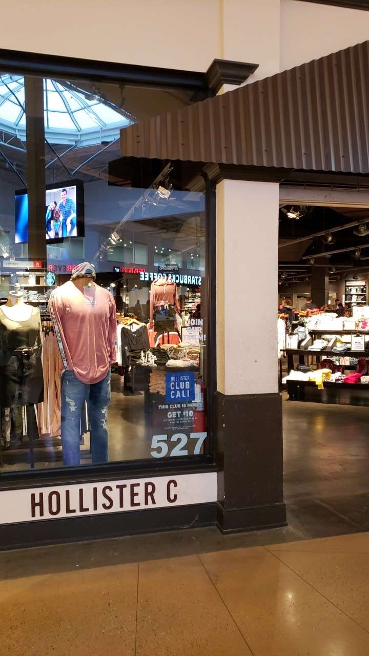 Hollister Co. Outlet | 3000 Grapevine Mills Pkwy, Grapevine, TX 76051 | Phone: (972) 874-2200