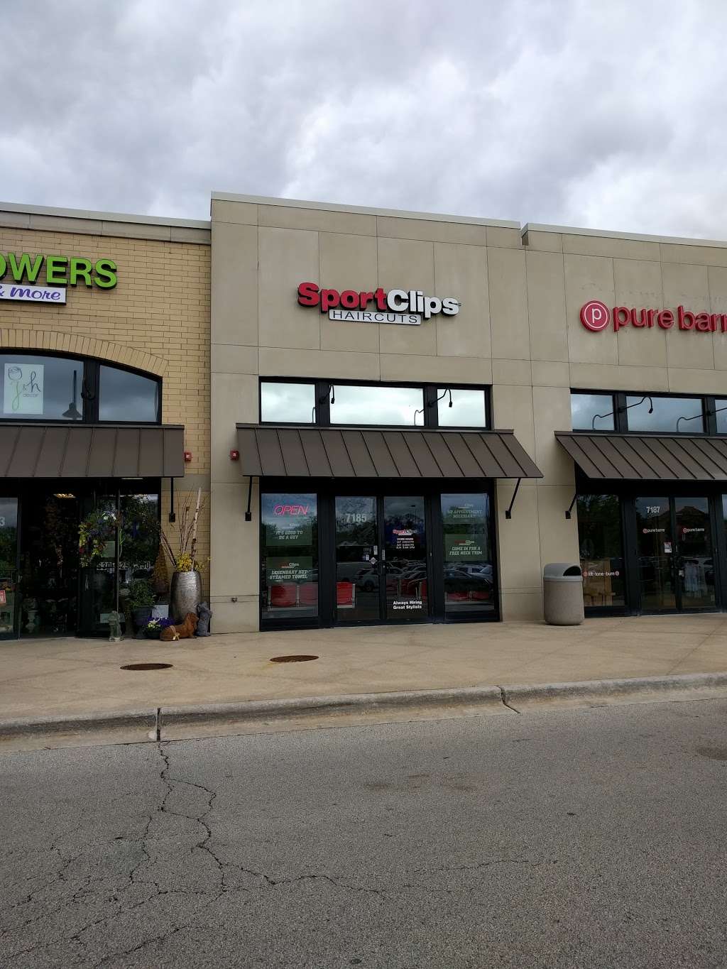 Sport Clips Haircuts of Willowbrook Town Center | 7185 South Kingery Hwy Unit L3, Willowbrook, IL 60527, USA | Phone: (630) 455-0516