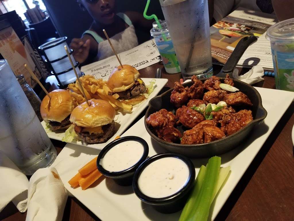 Bar Louie | 619 E Boughton Rd #A, Bolingbrook, IL 60440 | Phone: (630) 410-7100