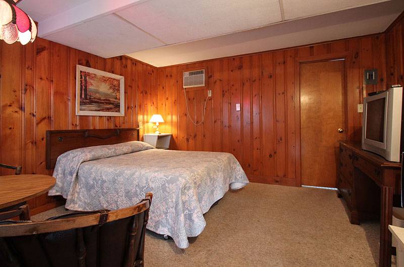 Dolphyn Motel Hampton Beach | 48 Ashworth Ave, Hampton Beach, NH 03842, USA | Phone: (603) 926-2265