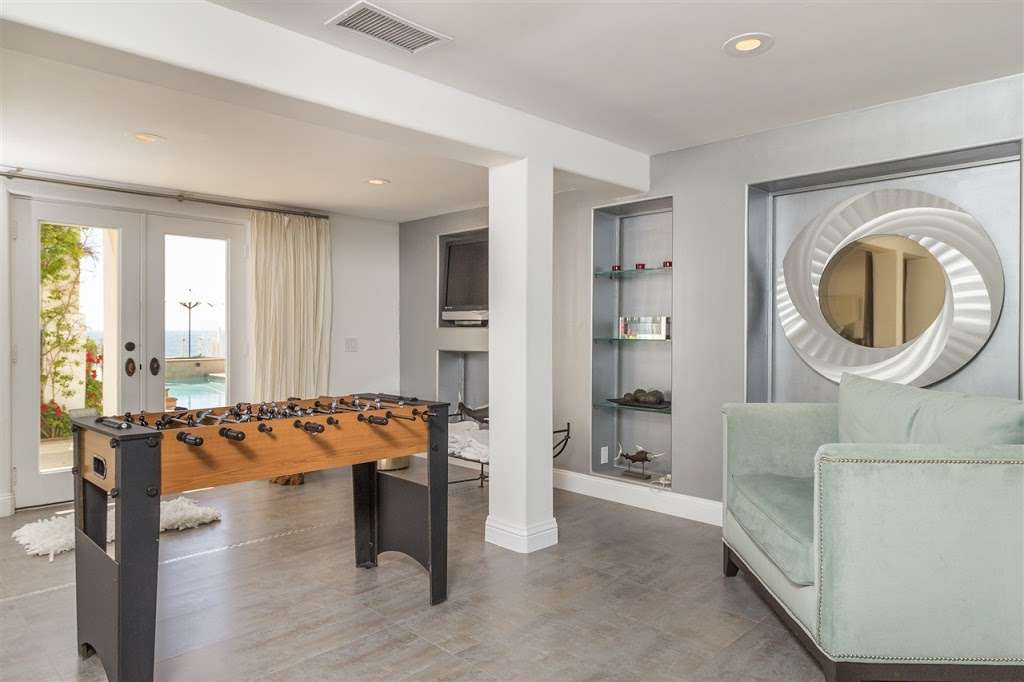 La Jolla Beachfront Enclave Vacation Rental | 7310 Vista Del Mar Ave, La Jolla, CA 92037, USA | Phone: (813) 600-0651