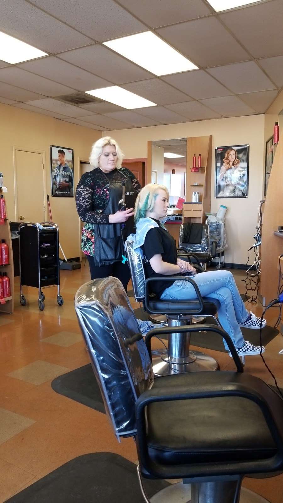 Fantastic Sams Cut & Color | 2823 S 47th St, Kansas City, KS 66106 | Phone: (913) 677-9928