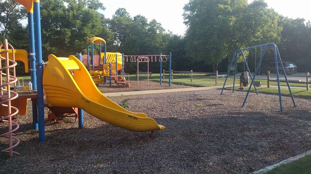 Cumberland Terrace Park | 426 S Warrington Rd, Des Plaines, IL 60016 | Phone: (847) 391-5700